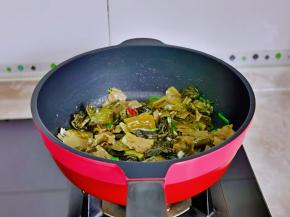 再加入酸菜翻炒。