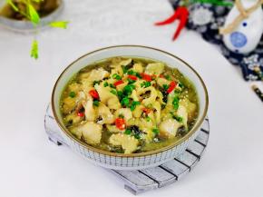 盛出装盘，撒上熟白芝麻，葱花，辣椒段。