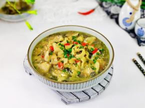 鲜美无比的牛百叶酸菜鱼。