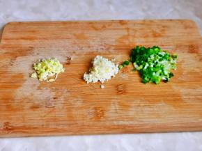葱姜蒜去皮切碎。