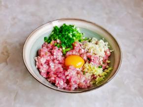 鸡蛋，葱姜蒜加入肉糜中顺时针搅拌均匀。