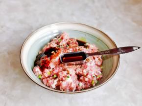 再加入料酒，酱油，蚝油，顺时针搅拌均匀。