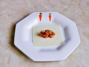 取一张小馄饨皮，放上适量的肉馅。