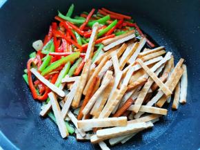 倒入香干翻炒均匀，