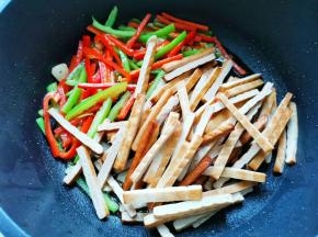 倒入香干翻炒均匀，
