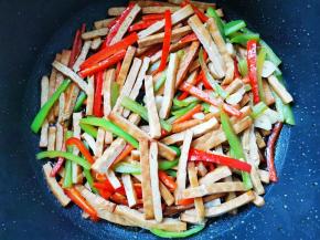 1小勺盐翻炒均匀。