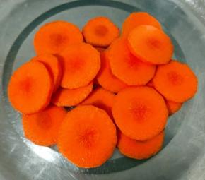 胡萝卜去皮洗净切成圆片