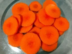 胡萝卜去皮洗净切成圆片