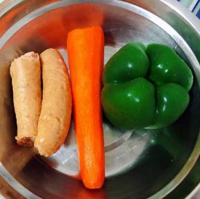 准备原材料香肠、胡萝卜、青椒