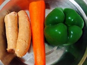 准备原材料香肠、胡萝卜、青椒