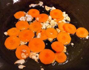 放入胡萝卜片炒至断生