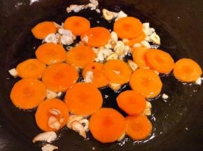 放入胡萝卜片炒至断生