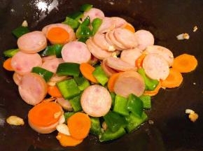 放入青椒大火快速翻炒均匀