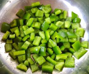 青椒去籽洗净切成块