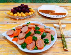 青椒胡萝卜炒香肠装入盘中搭配吐司和水果一起吃太棒了