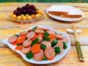 青椒胡萝卜炒香肠装入盘中搭配吐司和水果一起吃太棒了