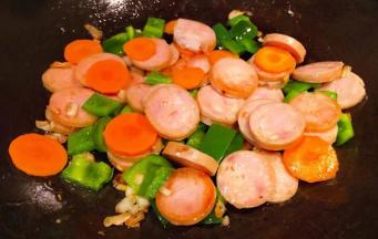 炒至青椒胡萝卜香肠完全入味即可出锅享用