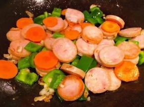 炒至青椒胡萝卜香肠完全入味即可出锅享用