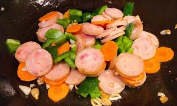 放入盐和味精改小火翻炒