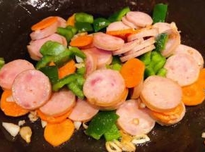 放入盐和味精改小火翻炒