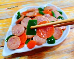 香肠混搭着青椒胡萝卜一起吃香浓中带有时蔬的清香