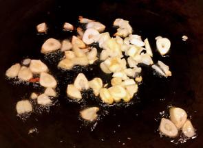 锅中倒入底油加热放入蒜粒爆香