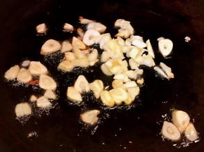 锅中倒入底油加热放入蒜粒爆香