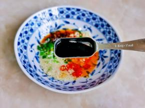 再加入一勺生抽。