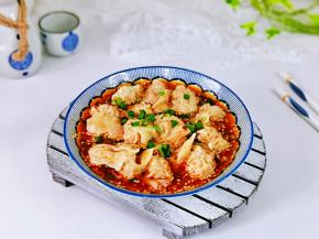 再把馄饨放入调好的酸汤中，撒上葱花。