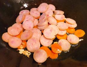 放入香肠炒出油后满屋飘香