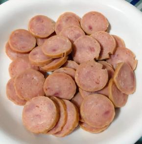 香肠切成0.5厘米厚度的圆片