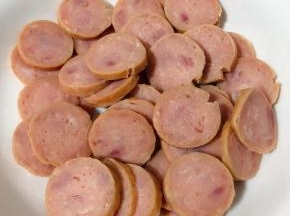 香肠切成0.5厘米厚度的圆片