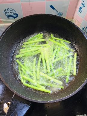 水烧开放入一勺盐，少许油，放入芦笋焯烫30秒！（芦笋很嫩焯烫30秒即可！放入盐和少许油可以让芦笋颜色碧绿！更入味！）