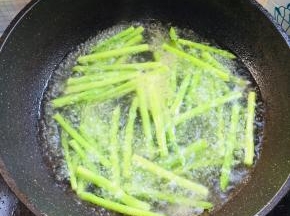 水烧开放入一勺盐，少许油，放入芦笋焯烫30秒！（芦笋很嫩焯烫30秒即可！放入盐和少许油可以让芦笋颜色碧绿！更入味！）