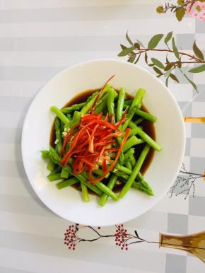 蒜末和红辣椒丝放在芦笋上！