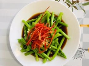 蒜末和红辣椒丝放在芦笋上！