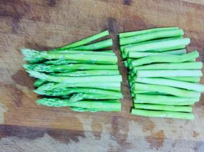芦笋洗净，切掉根部老的部分，再切成两段备用！