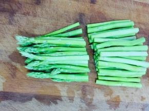 芦笋洗净，切掉根部老的部分，再切成两段备用！