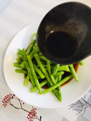 煮好的料汁儿淋在芦笋上！
