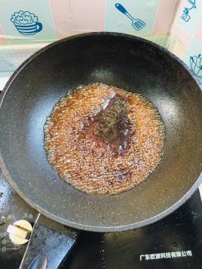 锅烧热，放入少许水，2勺生抽，1勺蚝油烧开！