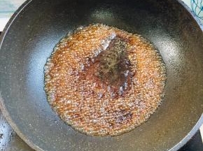 锅烧热，放入少许水，2勺生抽，1勺蚝油烧开！