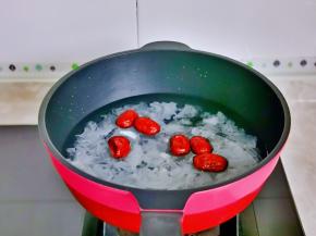 加入洗干净的红枣。