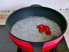 大火烧开，转小火熬15分钟。