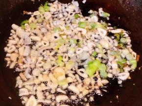 锅中倒入底油再放入葱姜蒜爆香