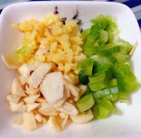 葱姜蒜切成粒