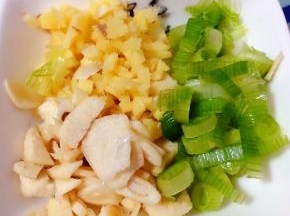 葱姜蒜切成粒