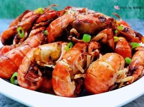 香辣可口的蝼蛄虾装入盘中撒上香葱就大功告成了