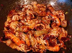 蝼蛄虾在慢慢变色因为蝼蛄虾不会下太多汤所以要勤翻炒防止粘锅