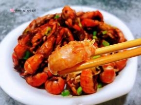 蝼蛄虾的肉肉鲜嫩爽口入口还略有一点点甜噢