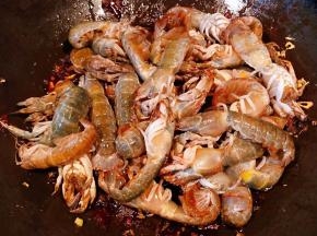 放入蝼蛄虾大火炒起来